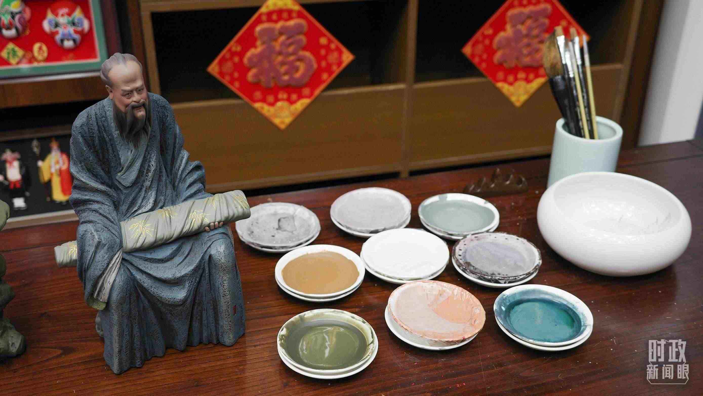 △天津古文化街，泥人張店鋪的上色顏料展示。（總臺(tái)央視記者覃思拍攝）