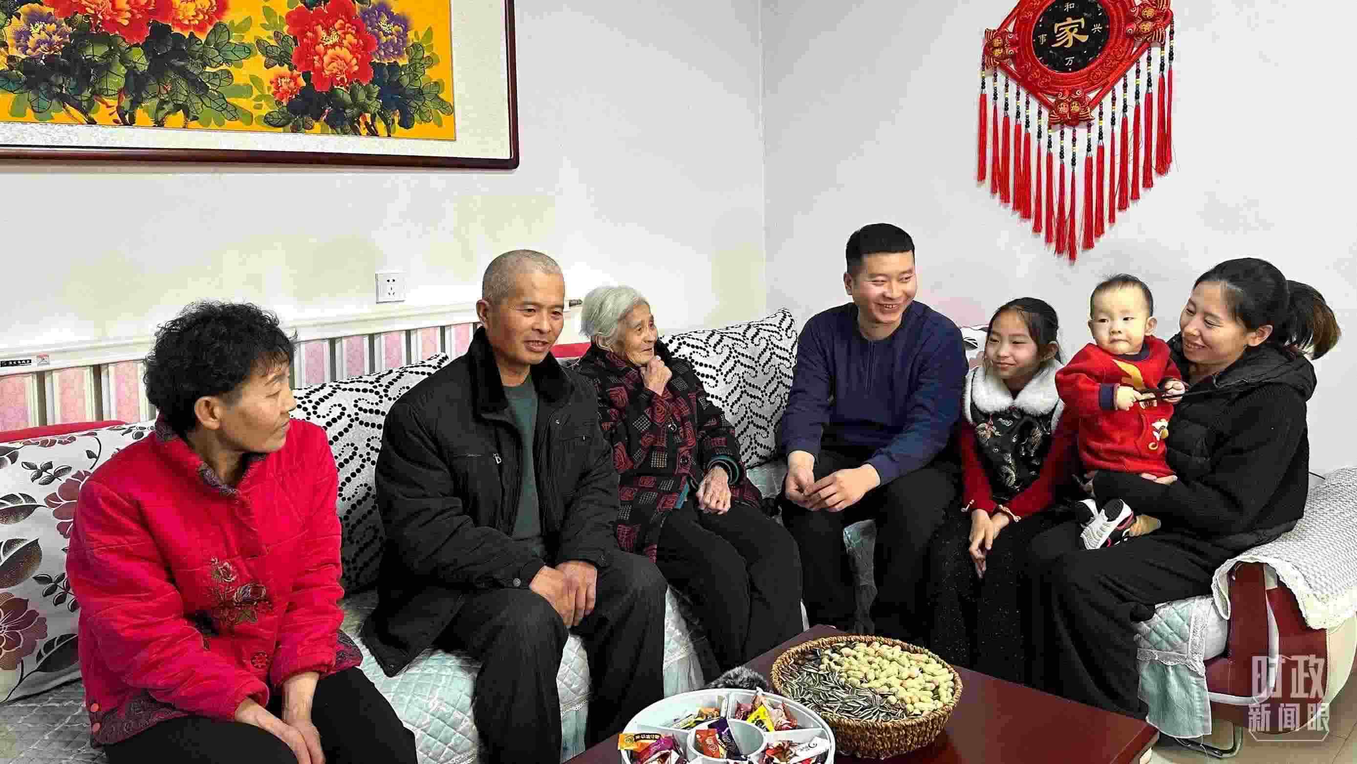 △第六埠村村民杜洪剛一家。（總臺(tái)央視記者趙化拍攝）