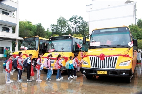 △2023年9月28日，湖北竹山縣校園直通車全域開通后，學生在有序排隊乘車。第二批主題教育開展后，竹山縣將實施農(nóng)村道路暢通工程作為為民辦實事的重要內(nèi)容。