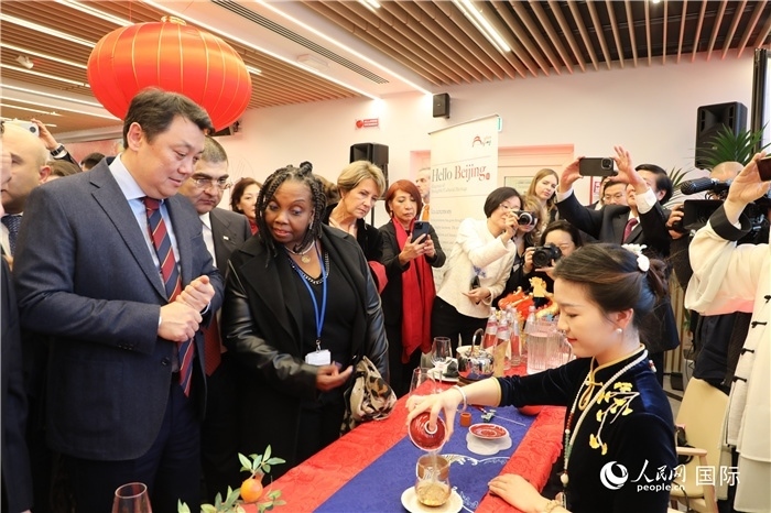 到訪嘉賓欣賞中國茶藝并品茶。 