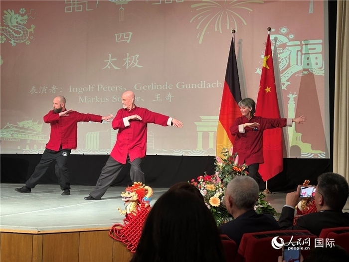 太極，表演者：Ingolf Peters、Gerlinde Gundlach、Markus Stüber