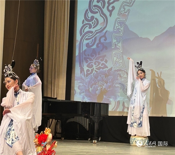 舞蹈《青花瓷》，表演者：德國中歐文化藝術交流協(xié)會