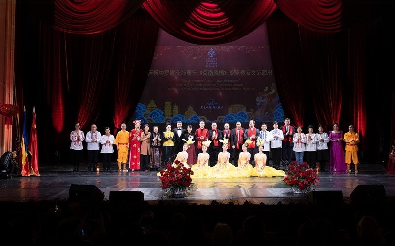 圖為韓大使、羅政府高官與泉州藝術(shù)團(tuán)演員合影。中國(guó)駐羅大使館文化處供圖。