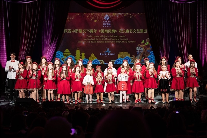 圖為羅小快板兒童合唱團(tuán)在演唱中文歌曲。 中國(guó)駐羅大使館文化處供圖。