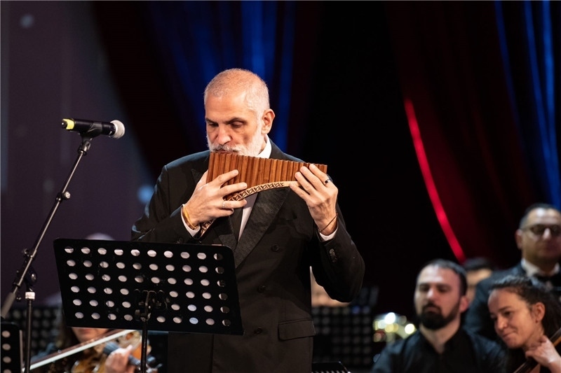 圖為著名排簫大師達(dá)米安·德拉吉奇在領(lǐng)銜演奏中國(guó)經(jīng)典曲目。 中國(guó)駐羅大使館文化處供圖。