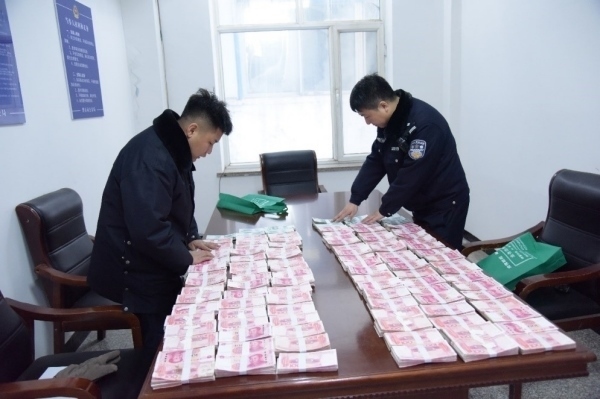民警清點(diǎn)涉案資金。磐石市公安局供圖