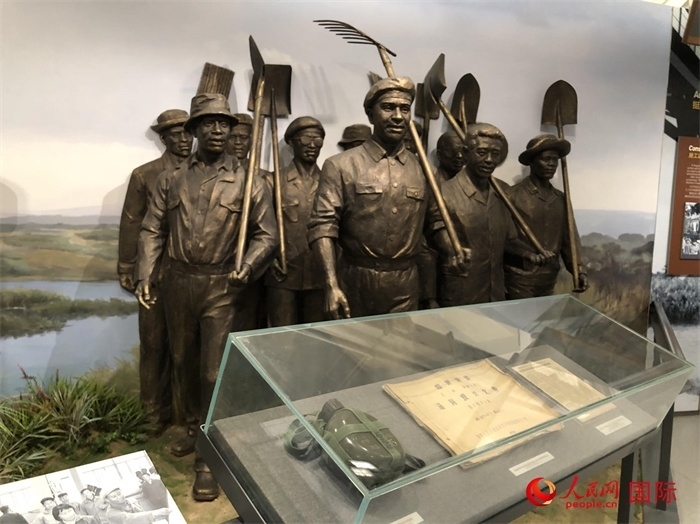 紀念園中展覽的筑路場景 。人民網(wǎng)記者 黃培昭攝