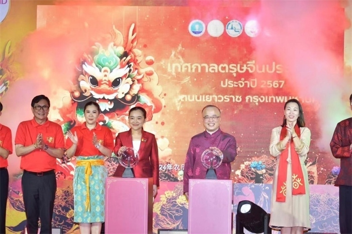 泰國(guó)旅游與體育部長(zhǎng)素妲婉、中國(guó)駐泰國(guó)使館公使吳志武代表中泰雙方同時(shí)觸按水晶球點(diǎn)亮龍頭彩燈。中國(guó)駐泰國(guó)使館供圖