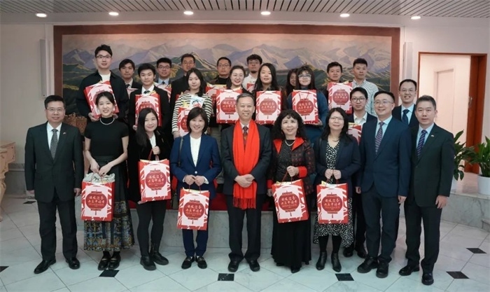 中國(guó)駐瑞典大使館崔愛(ài)民與留學(xué)生代表和華校負(fù)責(zé)人合影。 中國(guó)駐瑞典大使館供圖