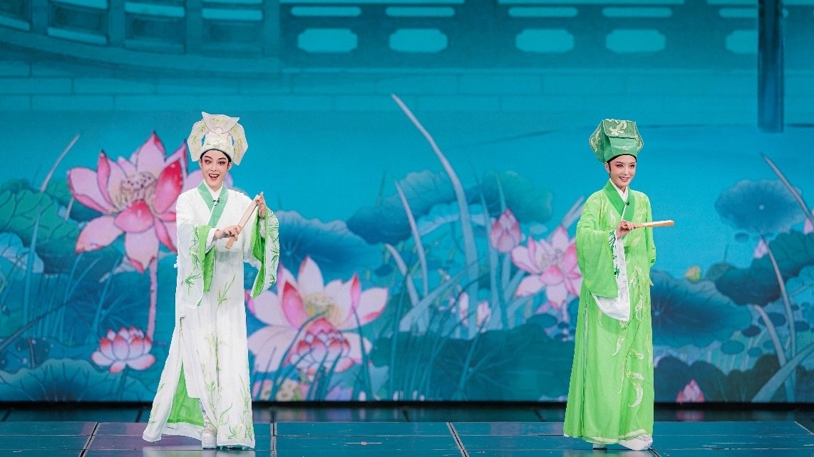 青年越劇演員陳麗君、李云霄彩排現(xiàn)場。主辦方供圖