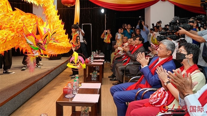 嘉賓觀看傳統(tǒng)舞龍表演。人民網(wǎng)記者 謝佳君攝