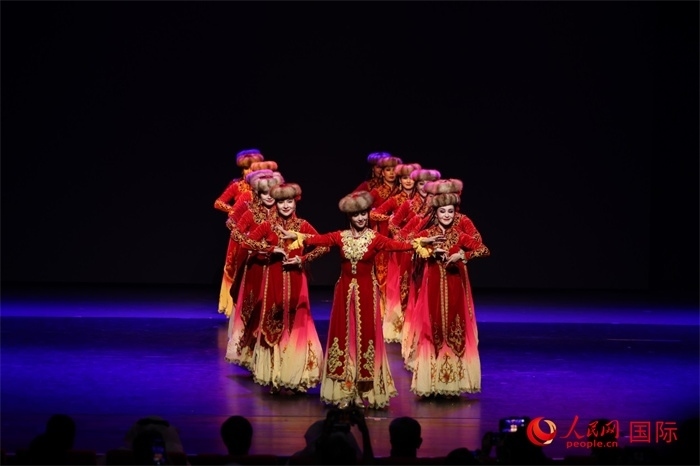 2日在阿聯(lián)酋迪拜舉行的大型音舞詩畫《新疆是個(gè)好地方》文藝演出。人民網(wǎng)記者任皓宇攝