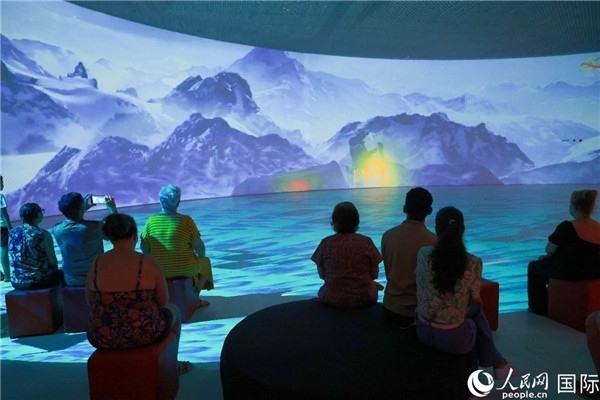 巴西民眾在活動(dòng)現(xiàn)場觀賞“走進(jìn)中國：沉浸式體驗(yàn)展”。人民網(wǎng)記者 陳海琪攝