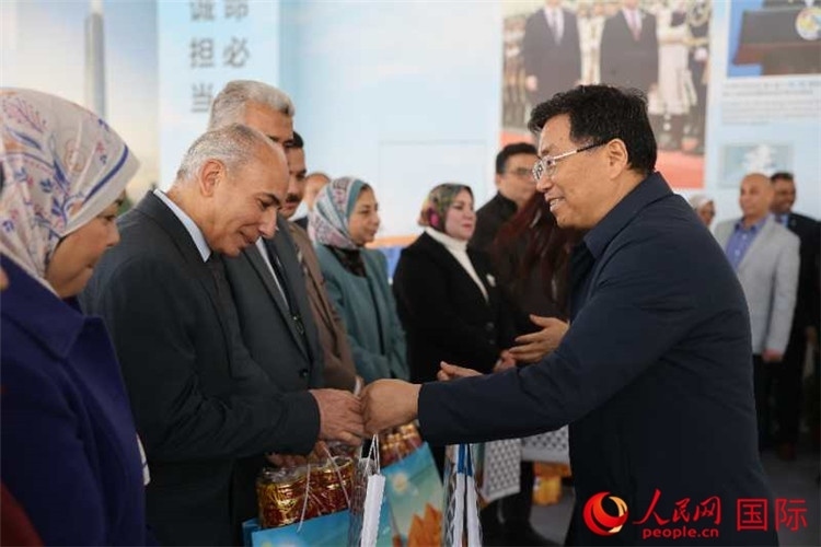 中建埃及分公司董事長(zhǎng)常偉才為埃及師生發(fā)放新年禮包。人民網(wǎng)記者 黃培昭攝