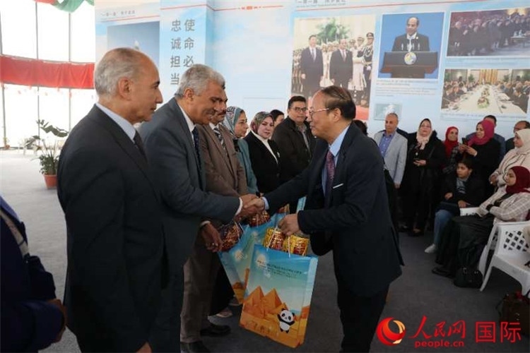 中國(guó)駐埃及使館教科處盧春生公參為埃及師生發(fā)放新年禮包。人民網(wǎng)記者 黃培昭攝