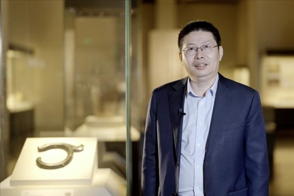 中國(guó)國(guó)家博物館副館長(zhǎng)張偉明介紹館藏C形玉龍。