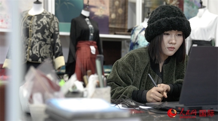 1月23日，在山東省菏澤市曹縣有愛(ài)云倉(cāng)直播基地，張子晨正在設(shè)計(jì)漢服。 人民網(wǎng)記者 袁蒙攝