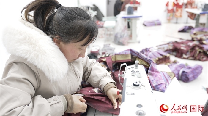 1月24日，在山東省菏澤市曹縣大集鎮(zhèn)云牧服飾有限公司，高燕正在縫制馬面裙。 人民網(wǎng)記者 袁蒙攝