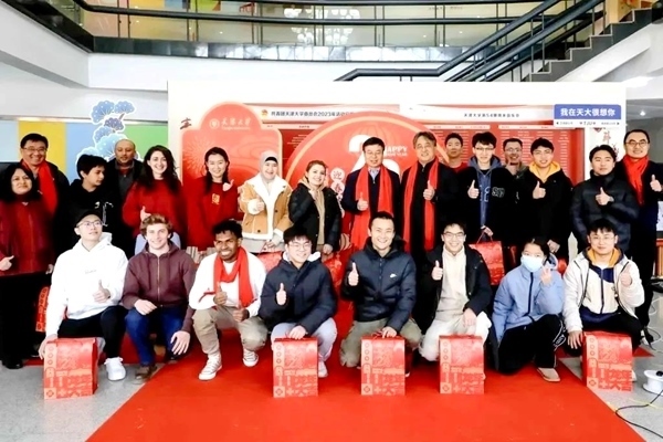 天津大學同學們收到新春大禮包。校方供圖
