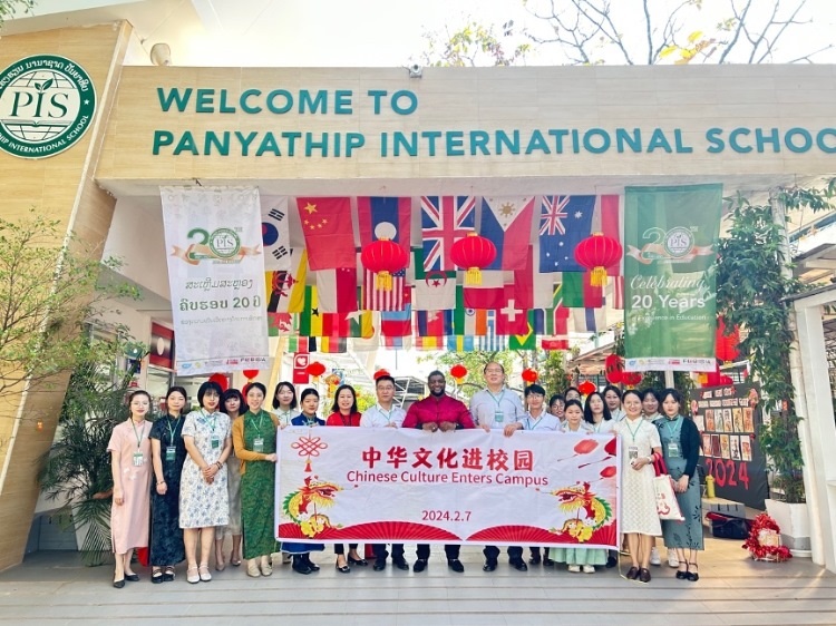 駐老撾使館政治處主任杜長(zhǎng)青與白云碧國(guó)際學(xué)校校方、參會(huì)志愿者教師合影?；顒?dòng)主辦方供圖