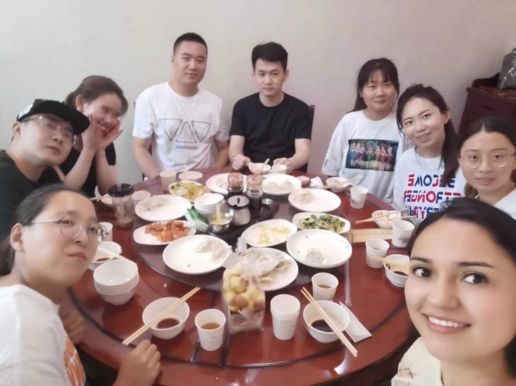 保拉與中國(guó)朋友在一起。圖片由受訪者提供