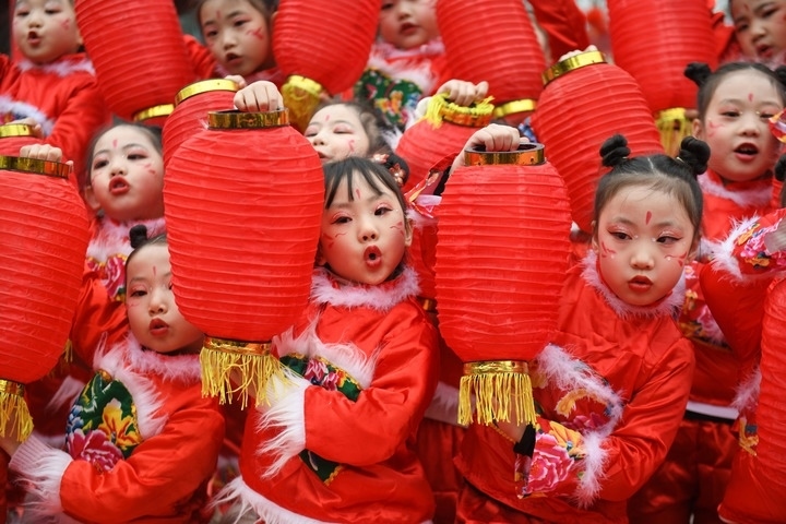 1月18日，四川省閬中市閬中古城，民間藝人和文藝工作者在表演節(jié)目歡度臘八節(jié)，喜迎農(nóng)歷新年。這是參演的小朋友在表演。新華社發(fā)（王玉貴 攝）