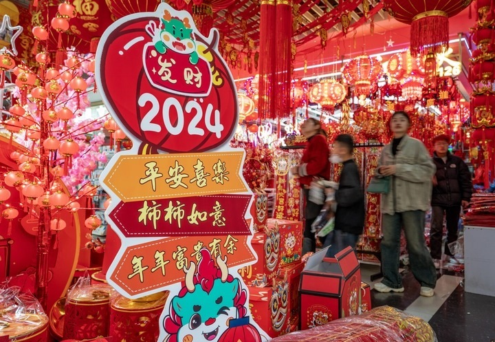 1月11日，顧客在昆明新螺螄灣國(guó)際商貿(mào)城選購(gòu)節(jié)日飾品。新華社記者 陳欣波 攝