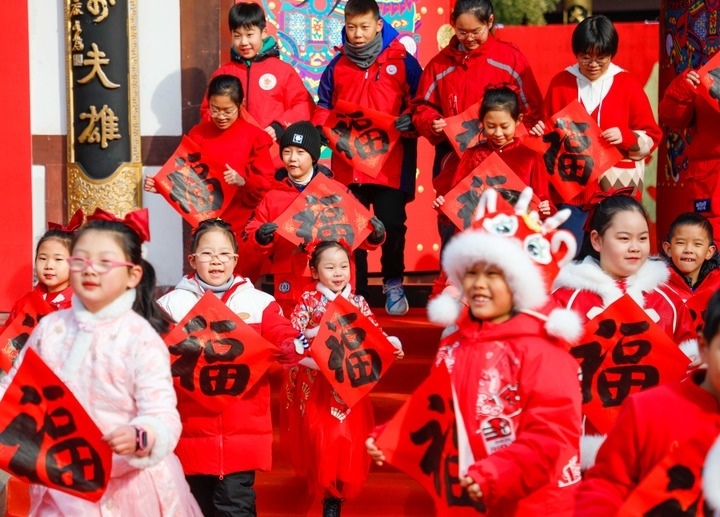 2月2日，小朋友在濟(jì)南五龍?zhí)毒皡^(qū)參加送福字活動(dòng)。新華社發(fā)（徐舟攝）