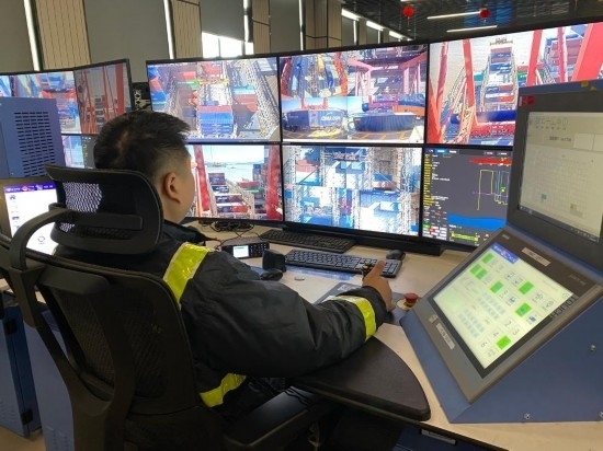 圖為寧波舟山港梅山港區(qū)遠(yuǎn)控操作室內(nèi)，橋吊司機(jī)在遠(yuǎn)程控制橋吊裝卸。新華社記者魏一駿 攝