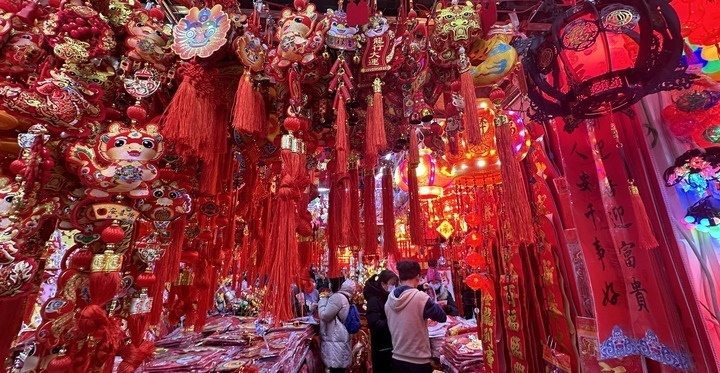 1月19日，市民在北京一商場(chǎng)內(nèi)選購(gòu)春節(jié)裝飾品。新華社記者李欣攝