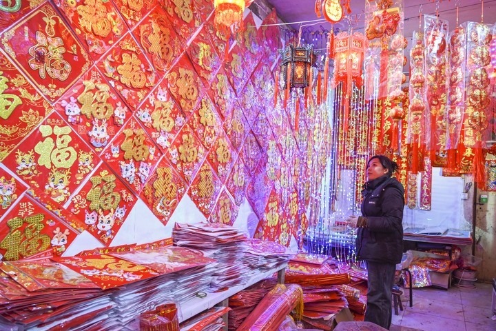 1月21日，在山西省晉中市平遙縣一家市場(chǎng)，市民在選購(gòu)年貨。新華社發(fā)（梁生仁攝）