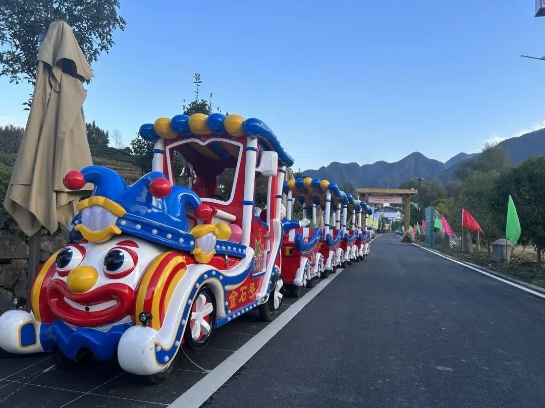 2023年10月，金石村集體出資購買了兩輛無軌觀光小火車。紫陽縣融媒體中心供圖