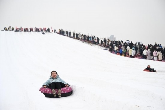 圖為1月18日，市民在內(nèi)蒙古賽馬場滑雪圈。新華社記者 貝赫 攝