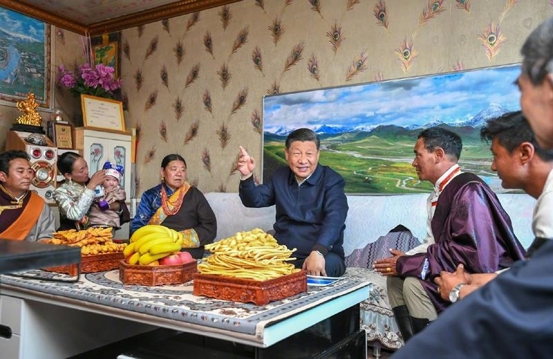 △2021年6月8日，習(xí)近平總書記在青海海北藏族自治州剛察縣果洛藏貢麻村，同藏族牧民索南才讓一家人圍坐在客廳聊家常。