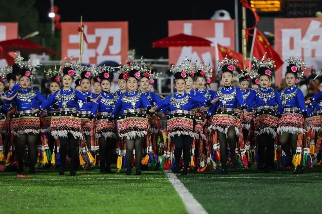 △2024年2月3日，2024年全國“村晚”示范展示活動(dòng)暨貴州“村超村晚”系列活動(dòng)之一的民族文化展演，在榕江縣“村超”足球場(chǎng)舉行。