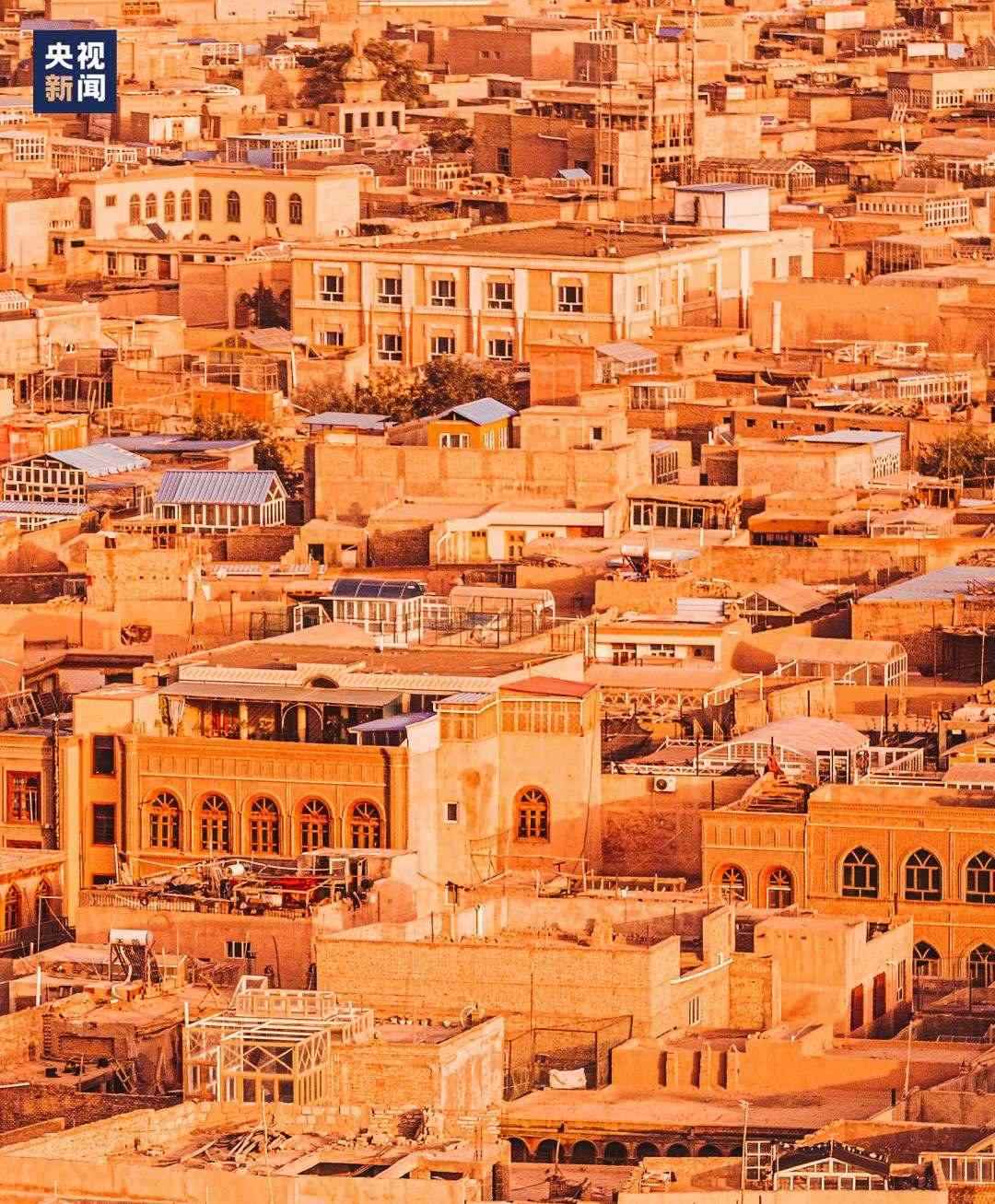 △喀什古城在天山和昆侖山的守護(hù)下，留住了千年前的樣子。