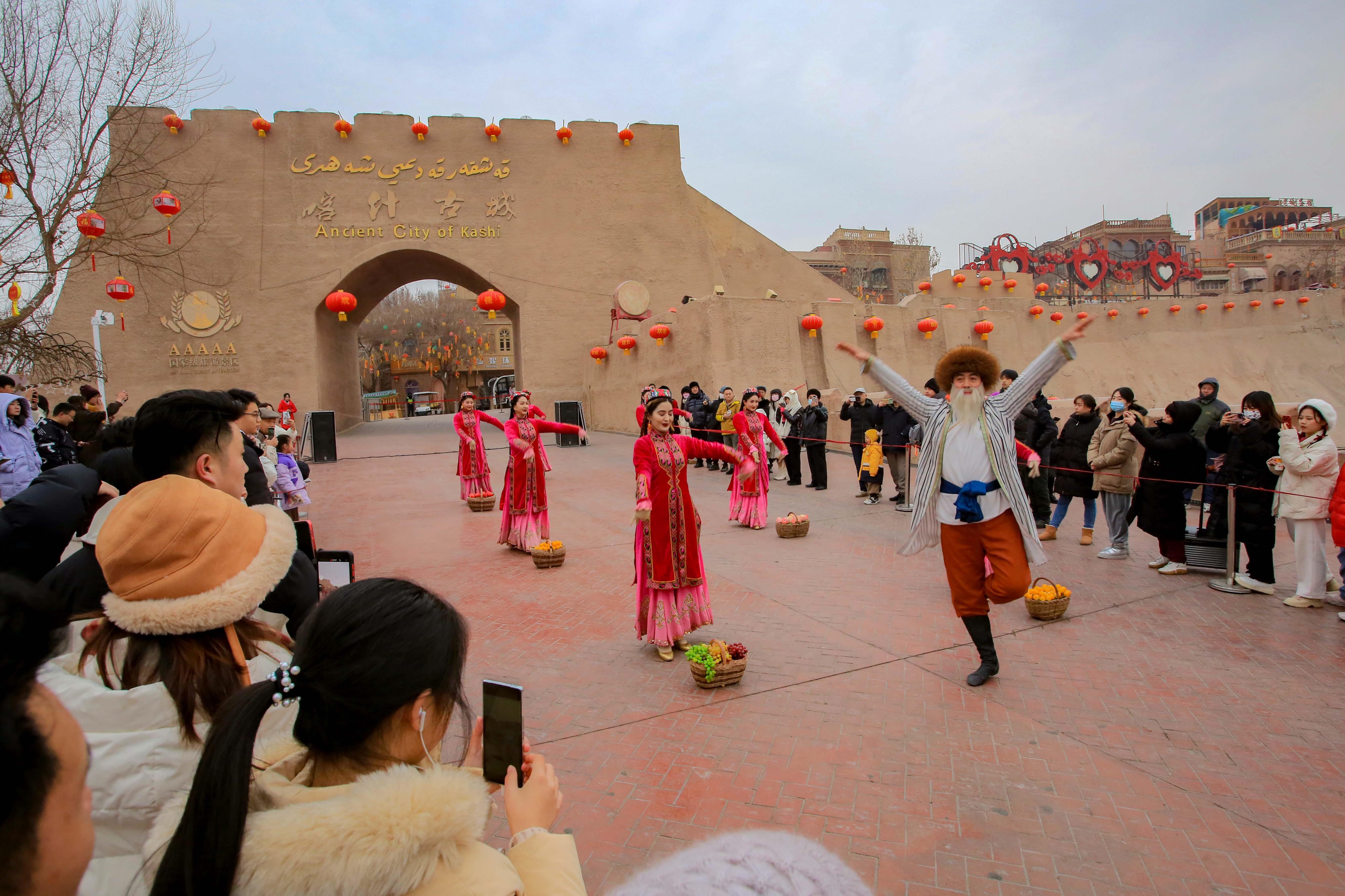 △2024年2月4日，演員在新疆喀什古城入城儀式上表演舞蹈。