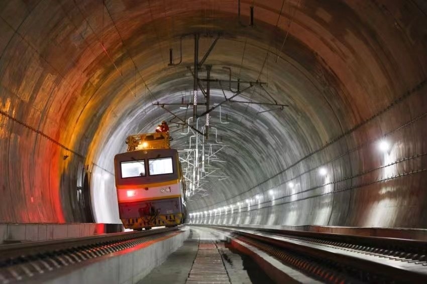 凌晨，接觸網(wǎng)作業(yè)車的燈光紅黃相間。胡鵬攝