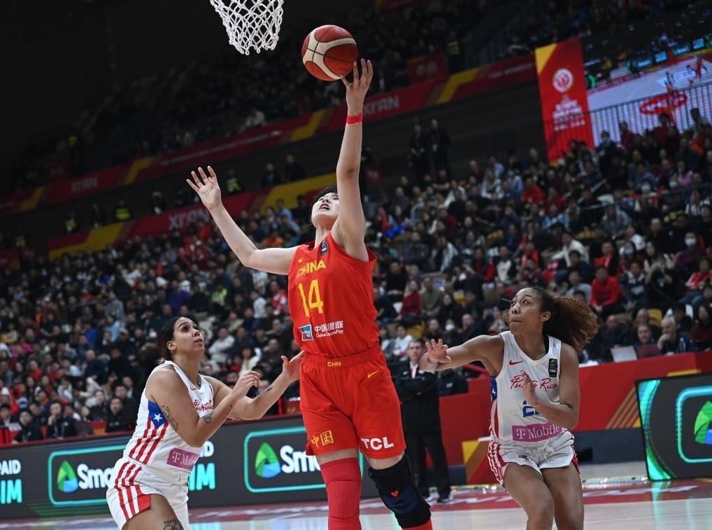 2月11日，中國隊球員李月汝（中）在比賽中上籃。新華社記者 李一博 攝