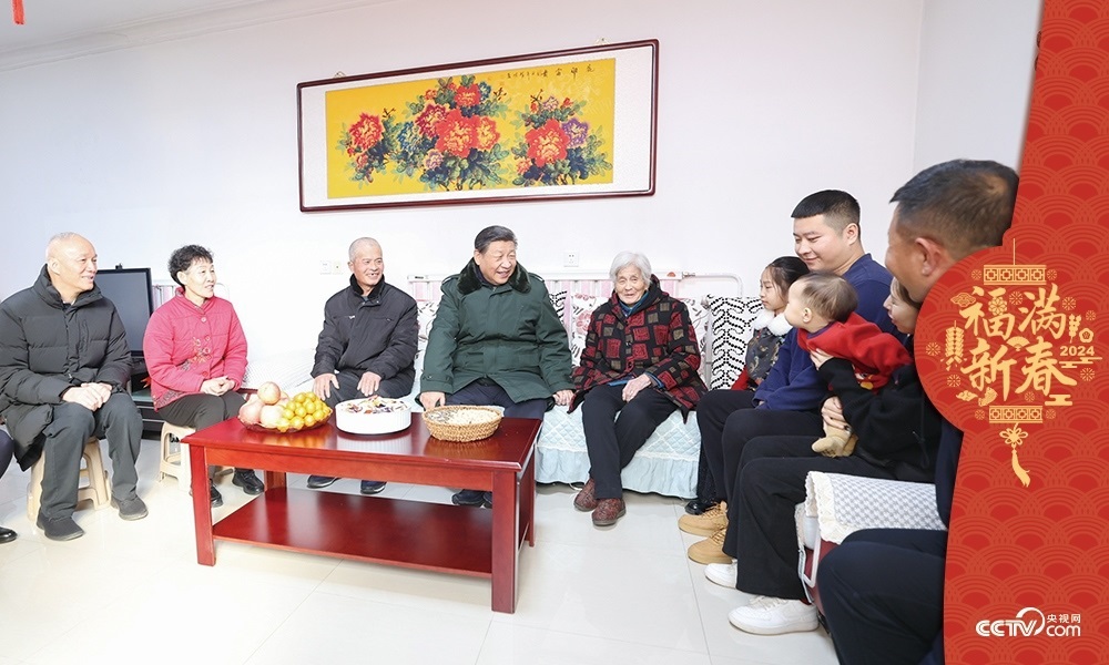 2024年2月1日，習近平總書記在天津市西青區(qū)辛口鎮(zhèn)第六埠村考察時，同村民杜洪剛一家人親切拉家常。