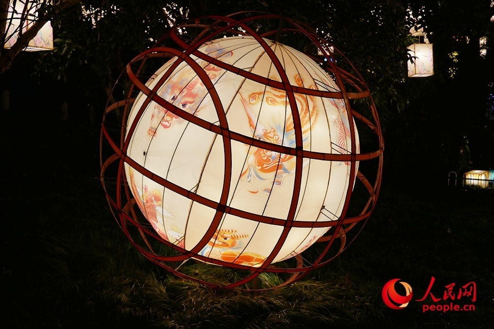 白鷺洲公園展出的燈彩作品。人民網記者 韋衍行攝