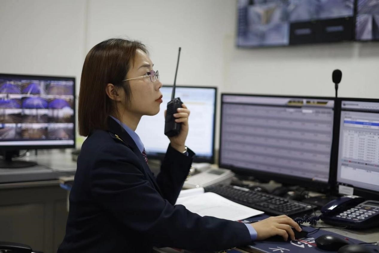 張華正在使用對(duì)講機(jī)溝通客運(yùn)工作情況。蔡紫妍攝