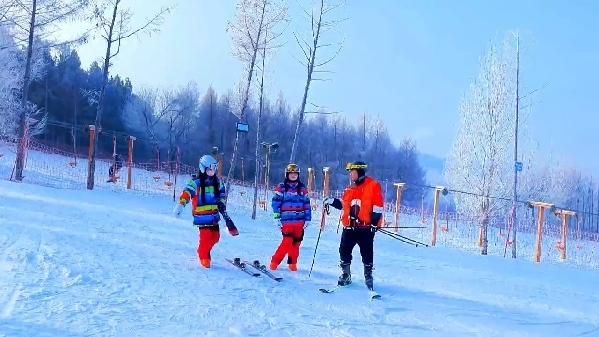 新春走基層｜滑雪場上過春節(jié)！冰城“冷資源”變成“熱經(jīng)濟(jì)”