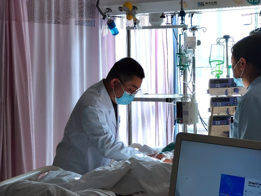 徐晉偉正在觀察患者體征。人民網(wǎng)記者 栗翹楚攝