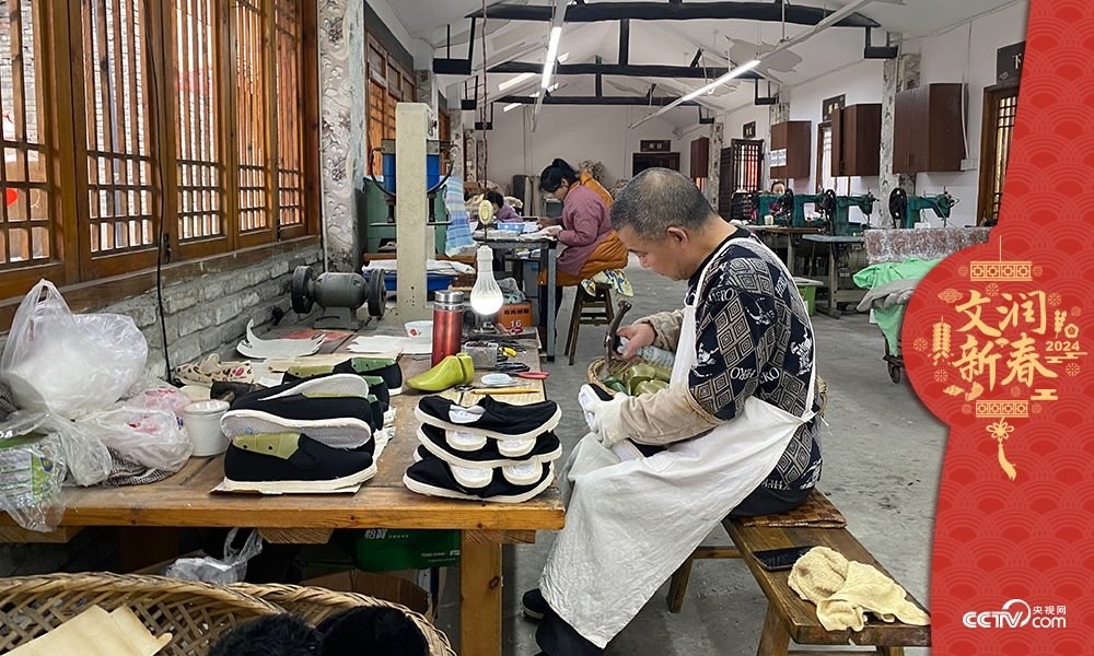 唐昌布鞋坊內(nèi)的工人正在趕制布鞋。王凡攝
