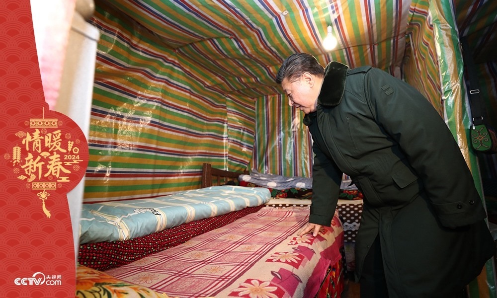 2018年2月11日，習(xí)近平總書(shū)記在四川三河村貧困戶(hù)吉好也求家中看望。