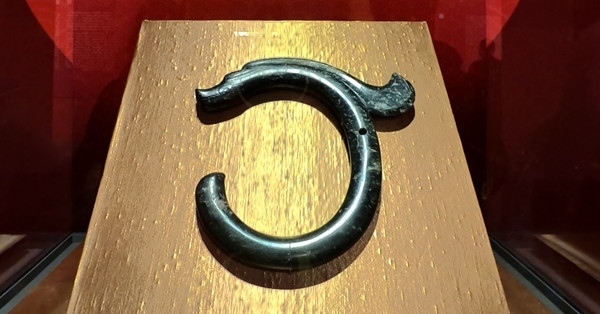 紅山文化C形玉龍。人民網(wǎng)記者 韋衍行攝