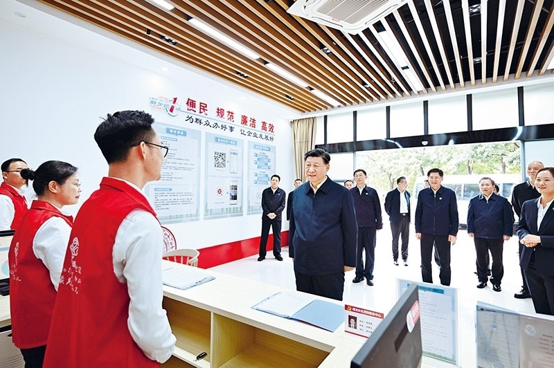 2023年12月14日至15日，中共中央總書記、國家主席、中央軍委主席習(xí)近平在廣西考察。這是14日上午，習(xí)近平在南寧市良慶區(qū)蟠龍社區(qū)黨群服務(wù)中心考察。 新華社記者 燕雁/攝