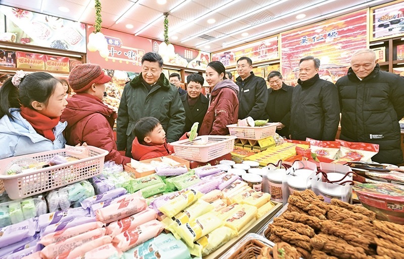 2024年2月1日至2日，中共中央總書記、國家主席、中央軍委主席習(xí)近平來到天津，看望慰問基層干部群眾。這是1日下午，習(xí)近平在天津古文化街考察時(shí)，走進(jìn)店鋪同現(xiàn)場群眾互動(dòng)交流。 新華社記者 謝環(huán)馳/攝