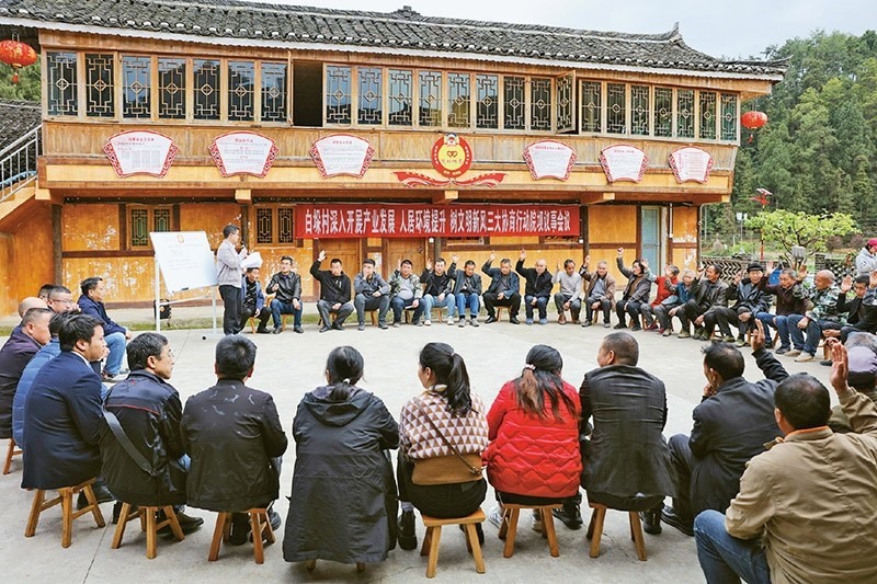 圖為2023年4月6日，貴州省黔東南苗族侗族自治州施秉縣白垛鄉(xiāng)白垛村村民在討論產(chǎn)業(yè)發(fā)展、人居環(huán)境提升、鄉(xiāng)村文明建設(shè)相關(guān)事宜。 人民圖片 磨桂賓/攝